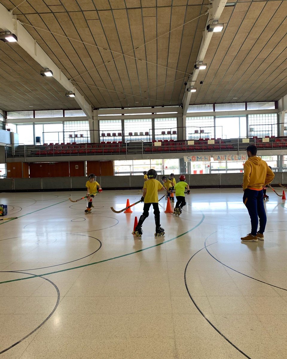club_pati's tweet photo. Avui darrer dia d’entrenament abans de les vacances💪🏻🏑🥅🔵🔴 #fecapa #santceloni #cpsc #hoqueipatins #hoquei #seguim #somhisantceloni https://t.co/vukZOzNaPd