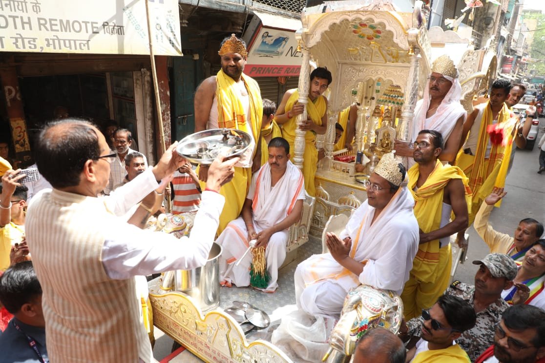 ChouhanShivraj's tweet photo. #महावीर_जयंती के पावन अवसर पर भोपाल में निकाली गई शोभायात्रा में भगवान महावीर की पूजा-अर्चना कर समाज में प्रेम, सौहार्द और अहिंसा की पवित्र भावना की वृद्धि तथा जगत कल्याण के लिए प्रार्थना की। https://t.co/pVC7cqXVYE