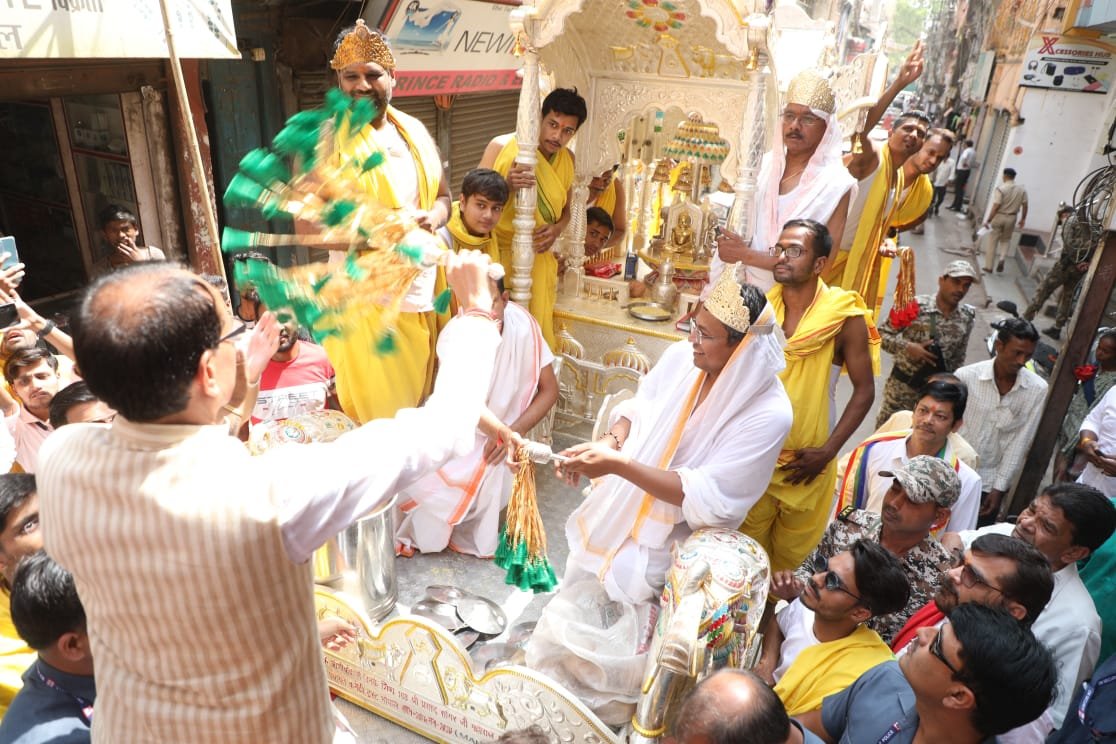 ChouhanShivraj's tweet photo. #महावीर_जयंती के पावन अवसर पर भोपाल में निकाली गई शोभायात्रा में भगवान महावीर की पूजा-अर्चना कर समाज में प्रेम, सौहार्द और अहिंसा की पवित्र भावना की वृद्धि तथा जगत कल्याण के लिए प्रार्थना की। https://t.co/pVC7cqXVYE