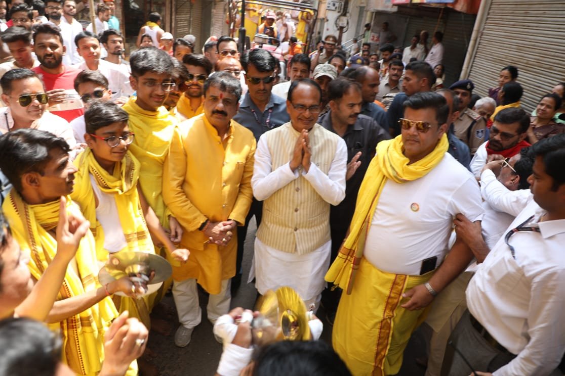 ChouhanShivraj's tweet photo. #महावीर_जयंती के पावन अवसर पर भोपाल में निकाली गई शोभायात्रा में भगवान महावीर की पूजा-अर्चना कर समाज में प्रेम, सौहार्द और अहिंसा की पवित्र भावना की वृद्धि तथा जगत कल्याण के लिए प्रार्थना की। https://t.co/pVC7cqXVYE