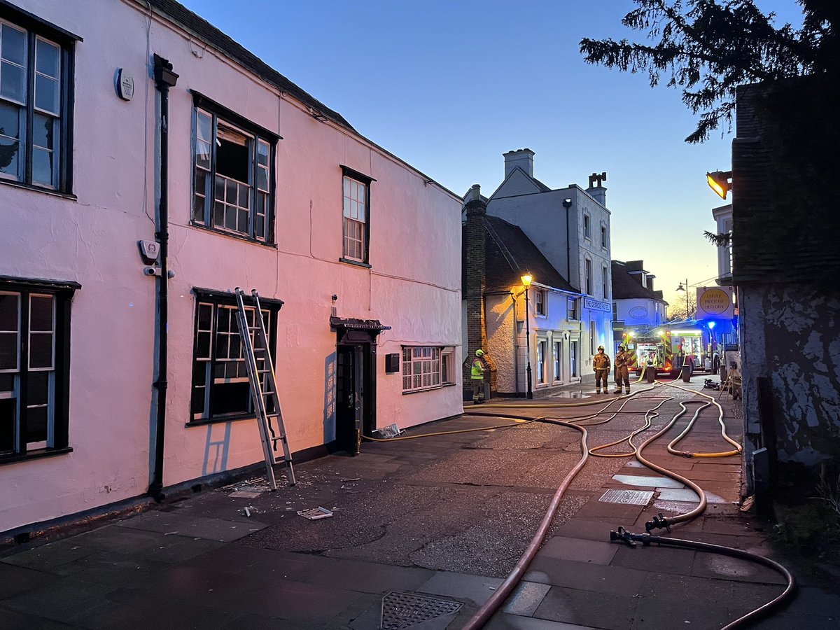 Sawbo_Fire_C27's tweet photo. We attended a multi pump fire early this morning in Harlow, with both Essex & Herts crews & the EEAS HART team. Breathing apparatus crews working internally to extinguish fire #jesip #crossborderworking #multiagency #fire https://t.co/etFYoIjAT1