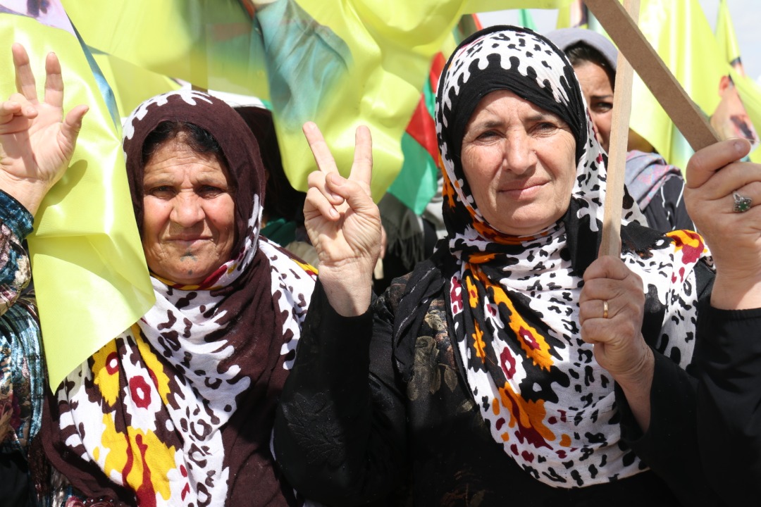 starrcongress's tweet image. A huge crowd coming from all over Jizire protested in the Hol region against the construction of a border wall between North &amp;amp; East Syria and Shengal. The Iraq government had started to build such a wall in March, against the will of both the population of Shengal &amp;amp; NES.