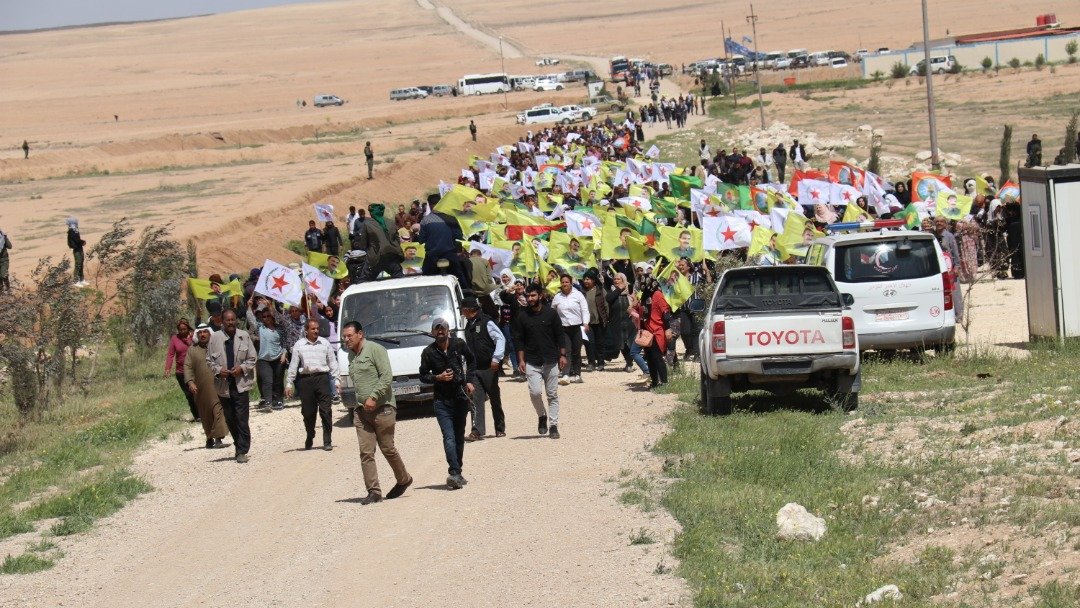 starrcongress's tweet image. A huge crowd coming from all over Jizire protested in the Hol region against the construction of a border wall between North &amp;amp; East Syria and Shengal. The Iraq government had started to build such a wall in March, against the will of both the population of Shengal &amp;amp; NES.