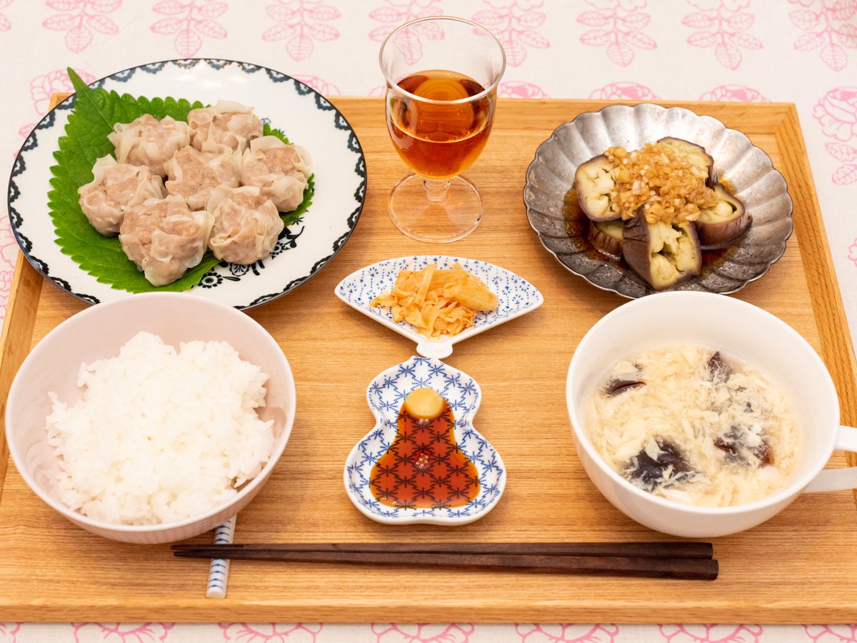 _gohan_note's tweet photo. 今日の晩御飯

シュウマイ
蒸し茄子の葱ソース
穂先メンマ
きくらげと卵のスープ
ごはん
紹興酒

#晩御飯 #おうちごはん #東屋 #クラウスハーパニエミ #白岳窯  #有田焼 #陶悦窯 #印判 #豆皿  #無印良品 https://t.co/k8pZbYSioV