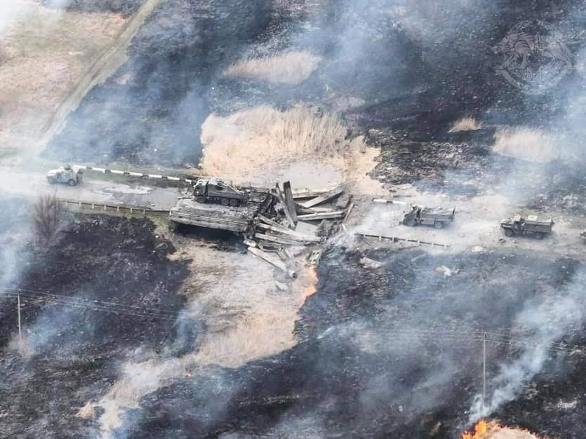 EuromaidanPR's tweet photo. Ukrainian army blew up a bridge in Kharkiv region with Russian military column  https://t.co/0KWcZiLtg5
