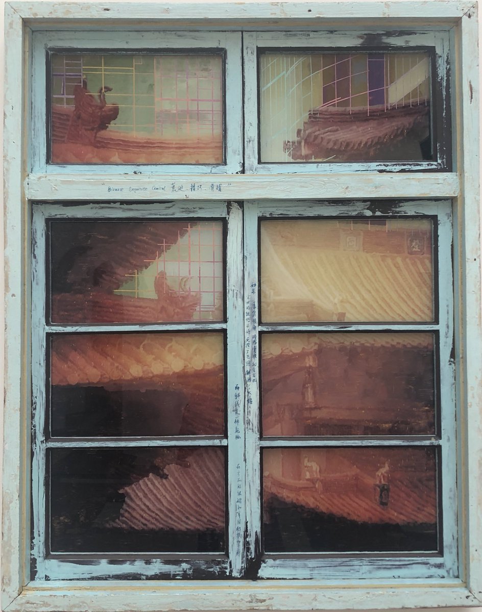 LiaCamel92's tweet photo. Fenêtre sauvée de la destruction d’une ville chinoise  évoquée par des  toits anciens peints à travers les barreaux,
#LiQing « Neighbor’s Window:upturned Eaves » 2018 Vu @beauxartsparis  expo #WePaint  @FondsBredinPrat @GarconsOfficiel @SamuelMartin75 https://t.co/0h07TrJn7P