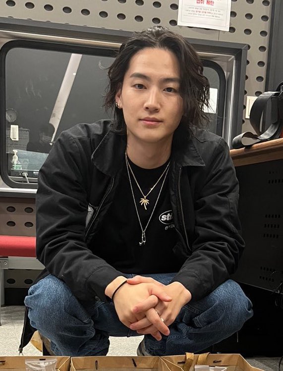JeanNRas's tweet photo. ลูกสะใภ้ก็นั่งตะน้อย ปากแดง ผิวใสกิ๊ก
ลูกชายก็ผิวแทน ตัวมหึมาไว้ทับน้อง
เนี่ย โพเลือกเรา
#ลัทธิแจ็คสันเคะ #bson #jackbum #defwang https://t.co/N7GxwM725I