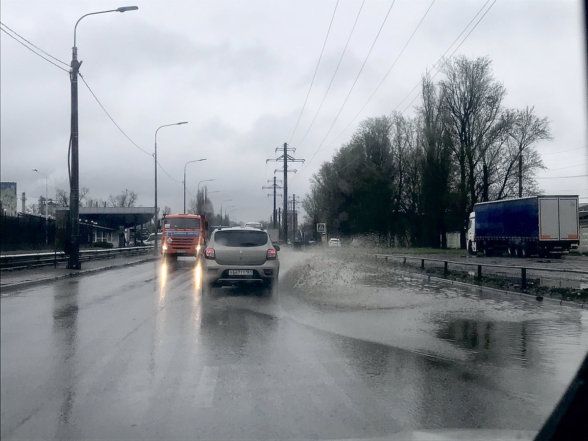Deni_61's tweet photo. 14.04.22 #Ростов на-Дону, 1я Луговая почему то при дождях можно устраивать заплыв?!#небезопасные дороги! @bloknot_rnd @golubev_vu @RostovRegion местами приходится ехать по середине проезжей част��, и это не единичная ситуация в городе в дождь! https://t.co/FpeRWbJ23b