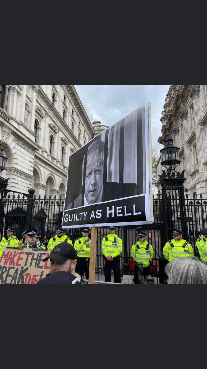 Peter68328517's tweet photo. Police stand guard 💂♀️ outside a multiple crime scene. @Anthony_M_Kelly @kiasazand @EUMarauder @KayBurley @mrjamesob @snb19692 @HackedOffHugh @campbellclaret #johnsonout69. #corrupttoriesout @joepike https://t.co/4IqdYLCXIp
