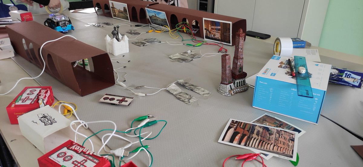 il club #girlscodeitbetter dell'@IC21Bologna ha messo insieme tutti gli strumenti che aveva a scuola per il suo roBOtour animato. youtu.be/mON4FKHY9tA
