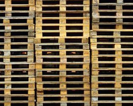 POL_handel_alph's tweet photo. De #diefstal van #pallets neemt toe. Ook in #Alphen . Gebeurt zelfs brutaal overdag vanaf binnenterrein. Wees alert wie er rondloopt. Beelden #bewakingscamera #industrieterrein zijn weer helpend. Check even of je eigen camera nog vrij zicht heeft op je eigendommen. https://t.co/Nz7zVzB5tW