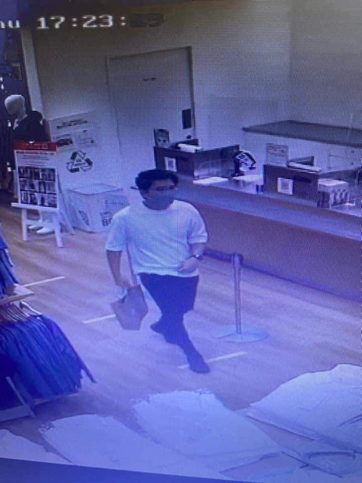 isusemasaviral's tweet photo. Bukan nak buka aib org bulan puasa ni. Ko tu belakang aq jer kot kat ATM boleh panggil aq card lupa, seronok paywave shopping beli bju untuk Isteri pakai duit org pergi zara https://t.co/EP57HO3SKv