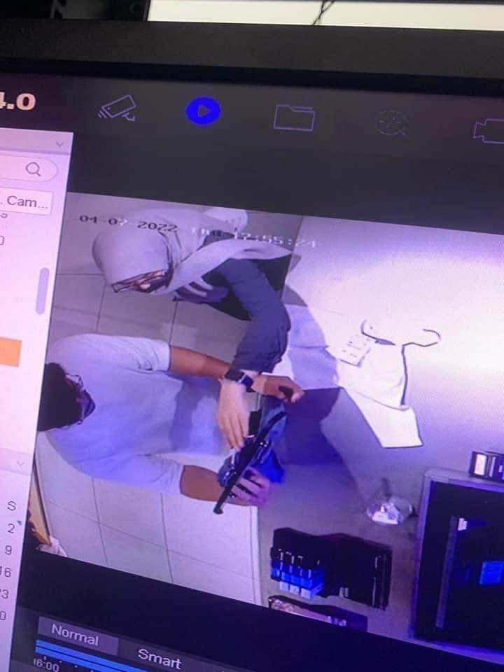 isusemasaviral's tweet photo. Bukan nak buka aib org bulan puasa ni. Ko tu belakang aq jer kot kat ATM boleh panggil aq card lupa, seronok paywave shopping beli bju untuk Isteri pakai duit org pergi zara https://t.co/EP57HO3SKv