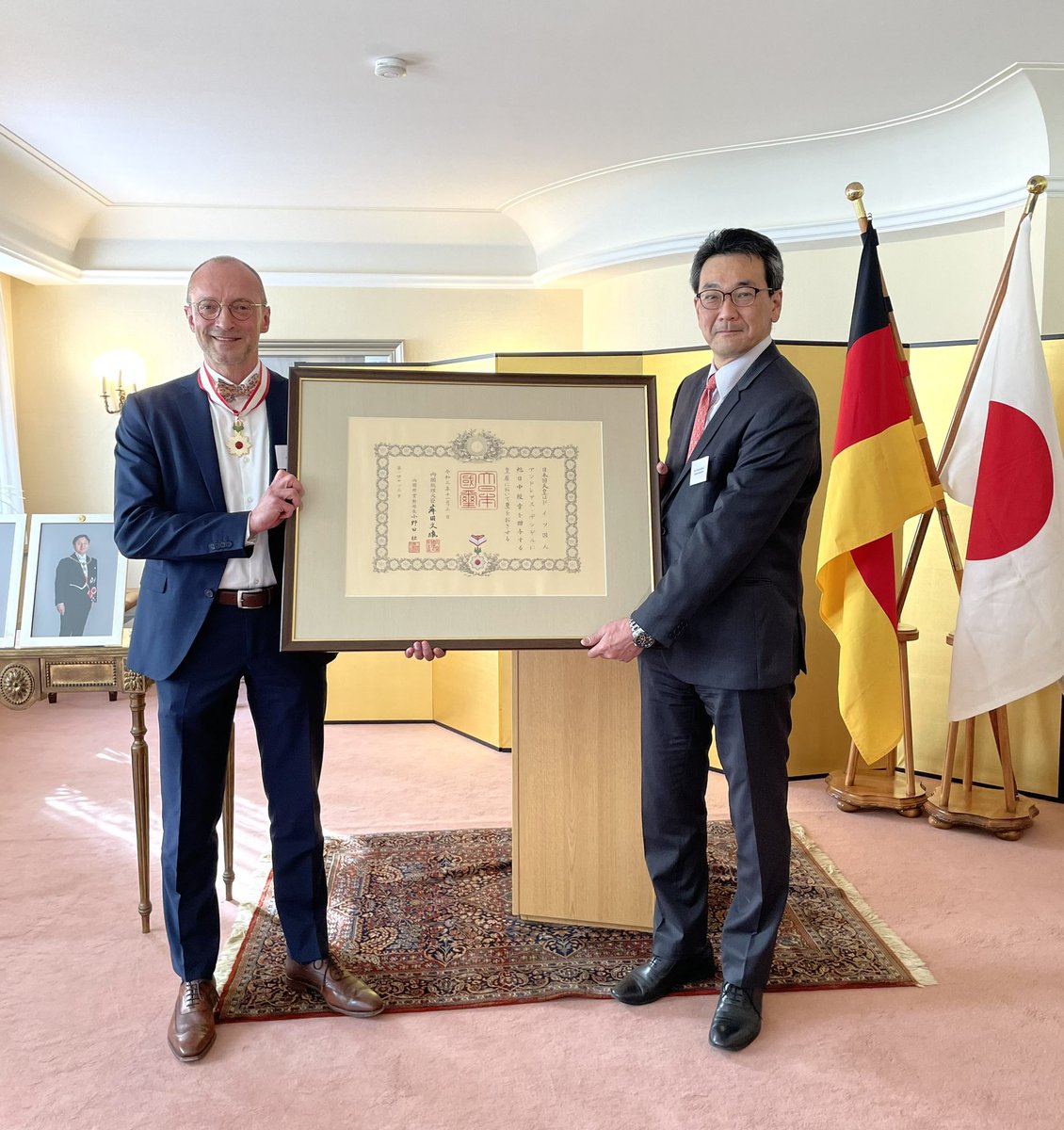 DFKI's tweet photo. For his commitment to bilateral relations between 🇯🇵&amp;🇩🇪through scientific exchange &amp; international projects #AndreasDengel received the high-ranking "Order of the Rising Sun, Gold Rays with Neck Ribbon" in the name of His Majesty Emperor Naruhito yesterday.
@JapanGov @TUKLnews https://t.co/5SfJUhGAHl