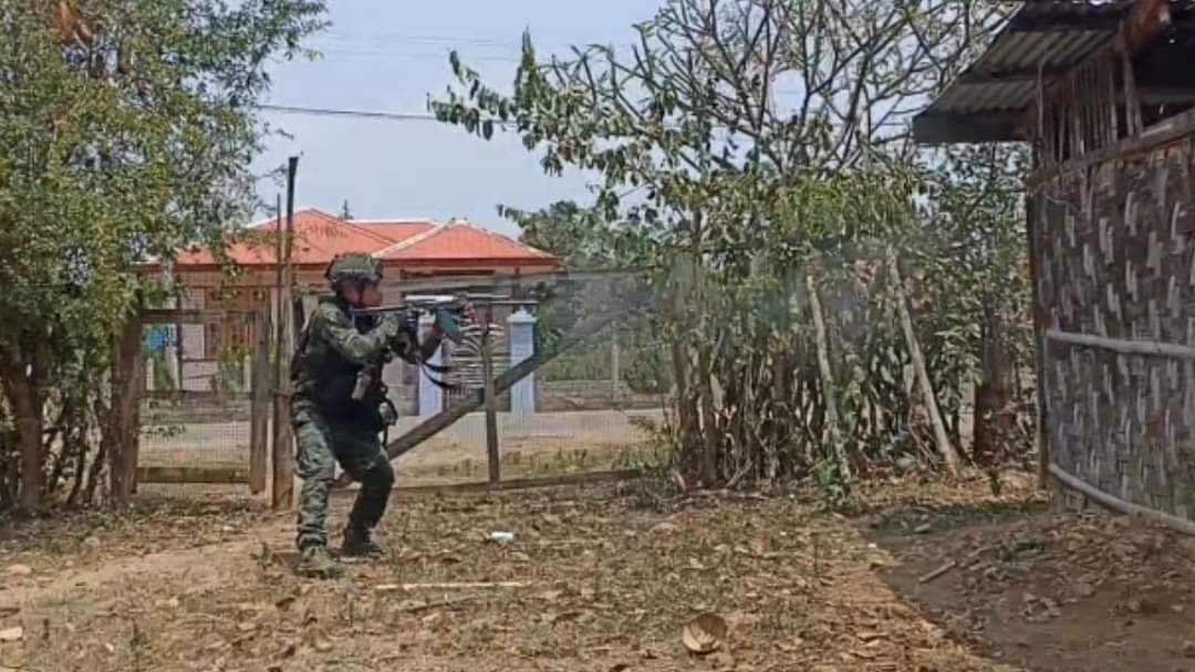 khant_thuu's tweet photo. @aapp_burma The clashes between junta soldiers and local defense forces were intensifying in Ookhuri village, western Demoso tsp, Karenni state yesterday, and 3 Karenni comrades fell in the front line.
#RevolutionaryThingyan #2022Apr14Coup #WhatsHappeningInMyanmar https://t.co/naMlT5WPlf