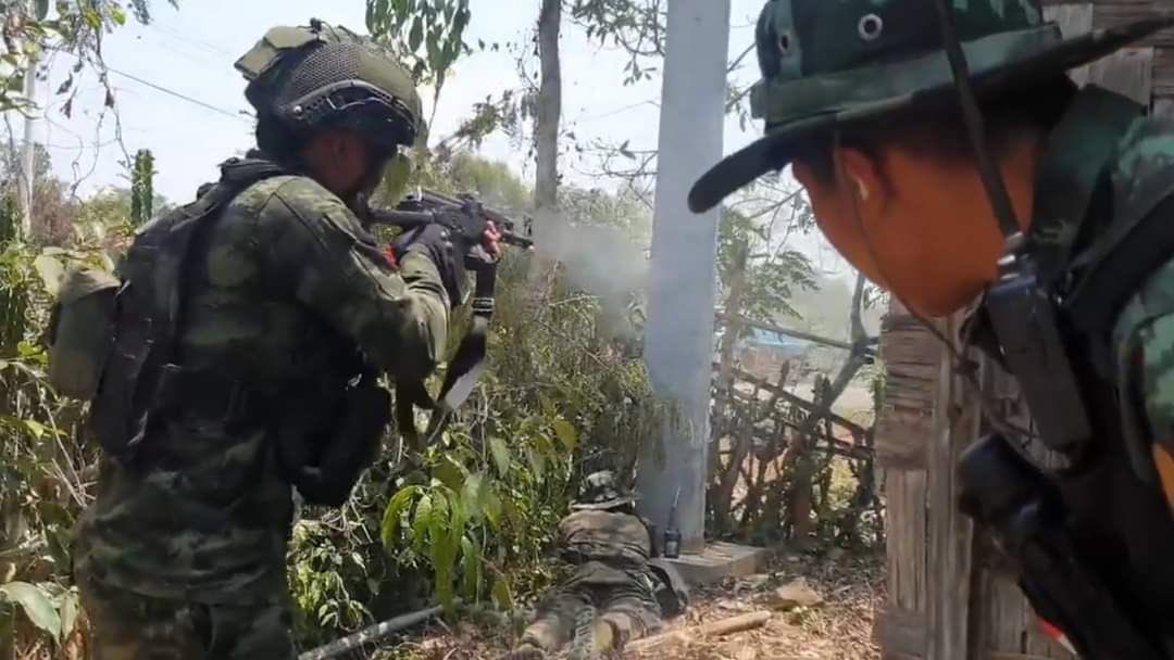 khant_thuu's tweet photo. @aapp_burma The clashes between junta soldiers and local defense forces were intensifying in Ookhuri village, western Demoso tsp, Karenni state yesterday, and 3 Karenni comrades fell in the front line.
#RevolutionaryThingyan #2022Apr14Coup #WhatsHappeningInMyanmar https://t.co/naMlT5WPlf