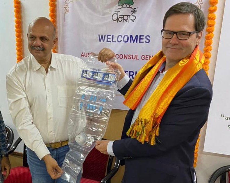 AusCG_Mumbai's tweet photo. It was great to visit local NGO @Vanarai_Pune yesterday to deliver 50 #Puribags. Developed by 🇦🇺 company @VinnovateAU, these innovative portable water treatment devices will provide an additional clean water source to 25 villages in rural Maharashtra. PT https://t.co/RljQXyBp3N