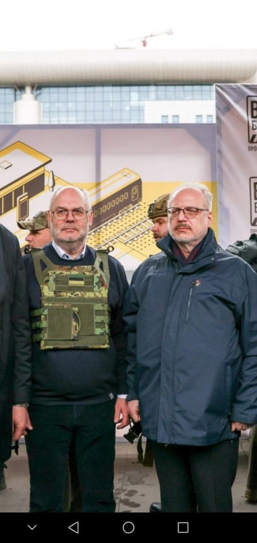 Слева президент Эстонии, справа президент Латвии во время визита в Киев.
Не перепутайте. Это важно.😂