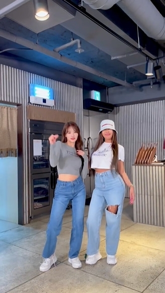 kvibe_yonhap's tweet photo. #JESSIE has started a dance challenge for her new song #ZOOM with the Sixth Sense members! 🥰😍♥️
#jessiezoom #sixtsense #jessiedancechallenge #DANCECHALLENGE
https://t.co/JJ94bwzb4d https://t.co/EHMkPClhpd