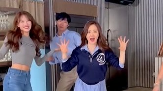 kvibe_yonhap's tweet photo. #JESSIE has started a dance challenge for her new song #ZOOM with the Sixth Sense members! 🥰😍♥️
#jessiezoom #sixtsense #jessiedancechallenge #DANCECHALLENGE
https://t.co/JJ94bwzb4d https://t.co/EHMkPClhpd