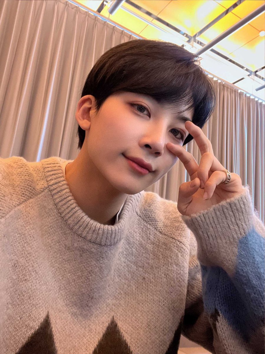 ibeoreut's tweet photo. this kind of peace sign by jeonghan >>> https://t.co/1bPu7u0eHj