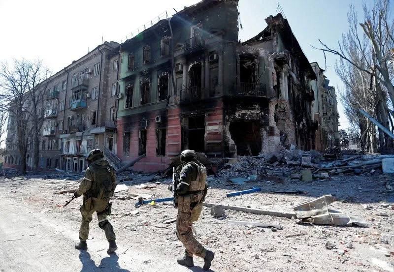 TranslatedWarFR's tweet photo. "Cette maison a survécu 2 guerres mondiales et une geurre civile. En 2014 les personnes déplacées de #Donetsk y ont fondé leur business. Mais les occupants #russes sont venus pour leur tout voler à nouveau" - dit l'administration de #Mariupol https://t.co/hsGuUH18MH
