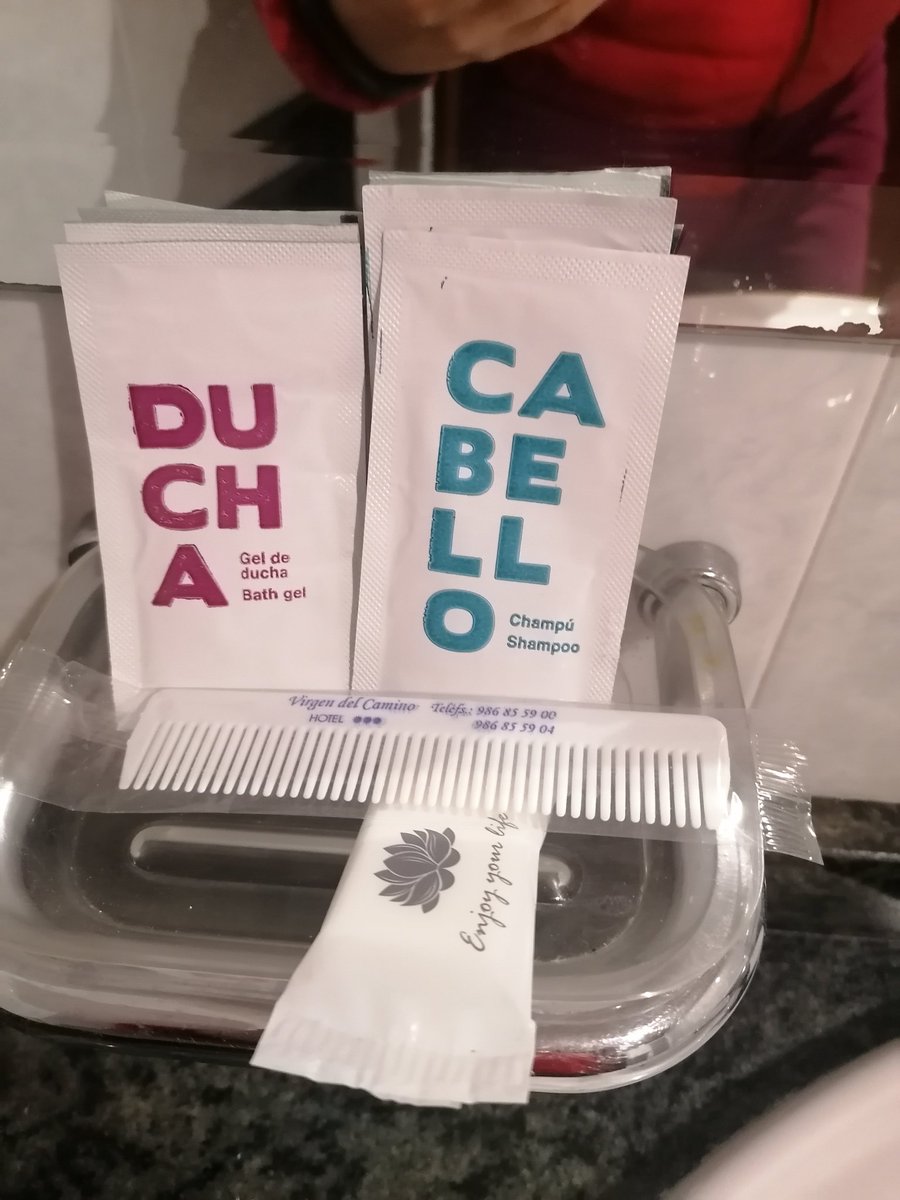 Izzis's tweet photo. Hoteles que siguen sin entender q no hay #planetab Que pueden (y deben) eliminar el plástico de sus baños.
#nonplastic #plasticpollution #vivirsinplastico https://t.co/qEZAooizRE