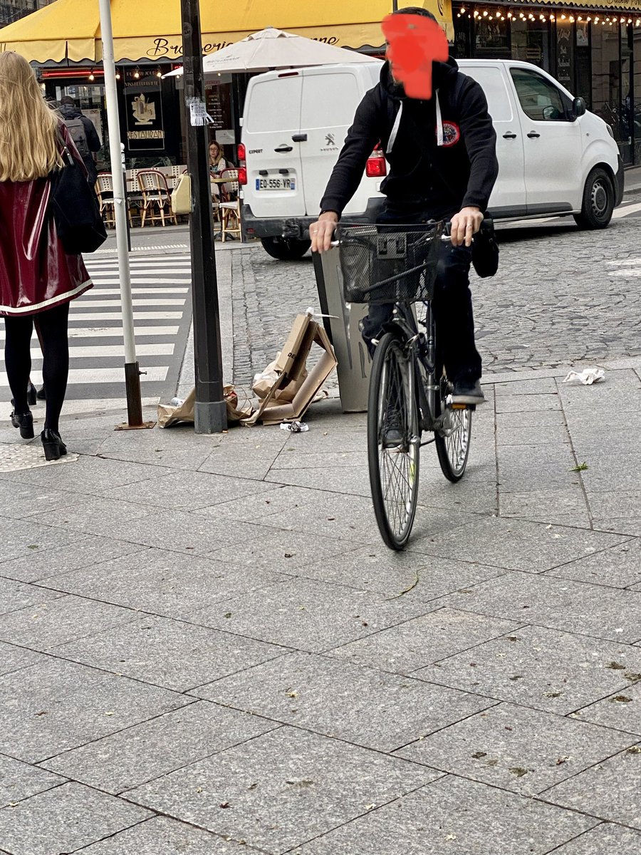 BVHparis's tweet photo. Good morning #saccageparis ! Le beau square Montholon tout juste (et très bien) refait, déjà martyrisé par les incivilités impunies. #PoliceMunicipale ? #DPMP ? #Paris9 https://t.co/BUTWu9vwiz