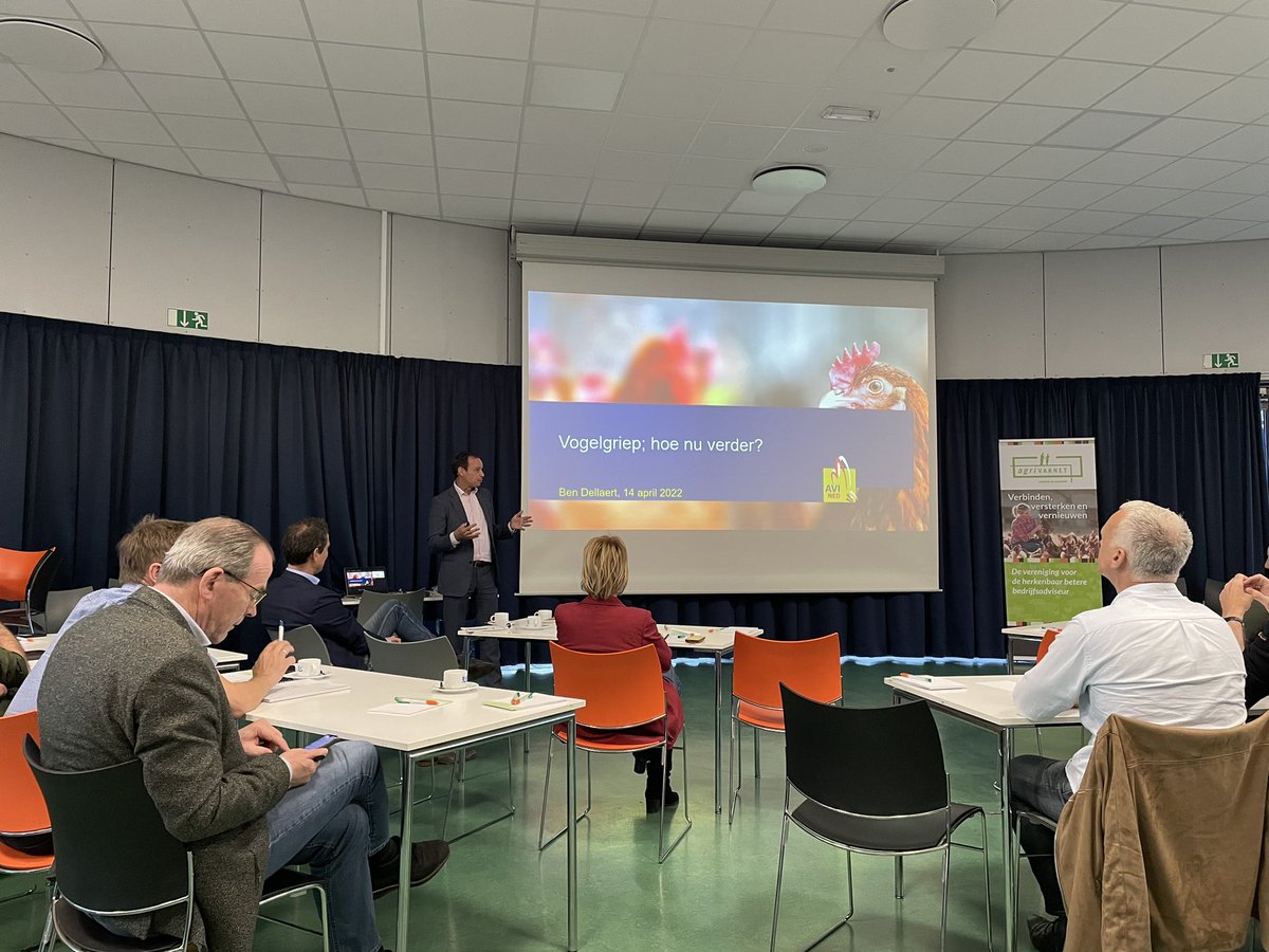 JanssenNoud's tweet photo. Informatieve middag @agrivaknet op lokatie @GD_Deventer over vogelgriep. Hoe heeft het zich ontwikkeld? Trekvogels vanuit Azië verspreiden het wereldwijd! Ook VS nu! Vaccinatie onontkoombaar. Internationale discussie over belemmeringen @GD_Deventer #Avined @MSD_ah_nl https://t.co/fPDY15kDlq