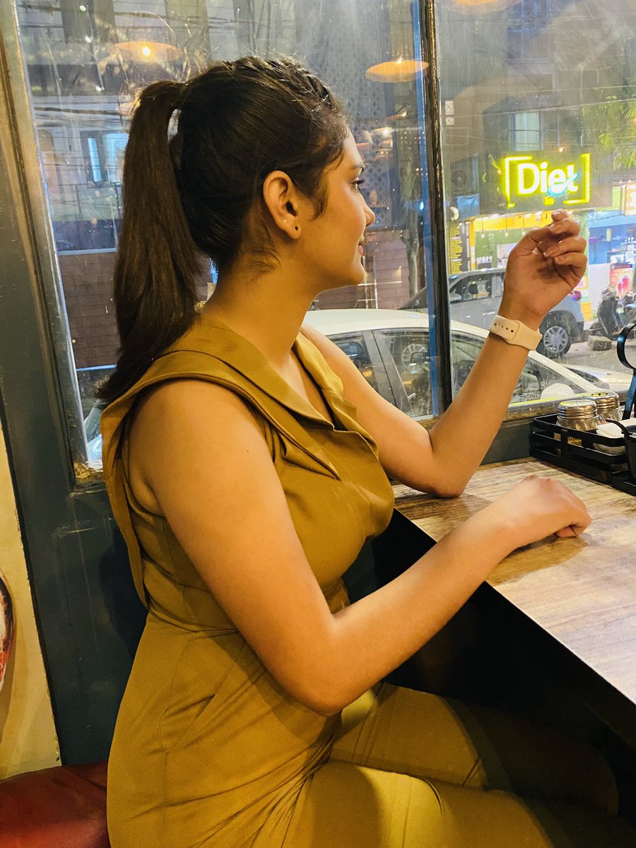 डाइयटिंग करना कितना आसान लगता है ?😂
.
#Diet #anchorsofindia #indiananchors #newsanchor #newpic #thursdayvibes #ThursdayThought #weightloss