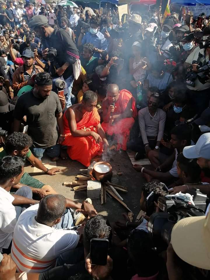 nipusam's tweet photo. This year the #srilankans celebrated Sri Lankan New Year at Galle Face Green 🙌🏻 For first time in history, we celebrated the drawn of a new era, a new year together as a nation and not as individuals ❤️ Together, we shall bring good governance to our country👊🏻🇱🇰🤘🏻#gohomegota2022 https://t.co/lZoQ0dYZUU