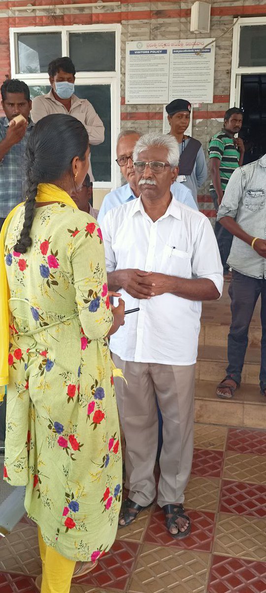 vsrcpm's tweet photo. ఏలూరు అక్కిరెడ్డిగూడెం పోరస్ కెమికల్ ఫ్యాక్టరీ ప్రమాదంలో గాయపడిన వారిని పరామర్శించి అనంతరం మృతుల కుటుంబాలకు, గాయపడిన వారికి న్యాయం చేయాలని ఆసుపత్రి వద్ద.…
#vsrinivasarao #CPMAP https://t.co/BEiZ4pkzJZ