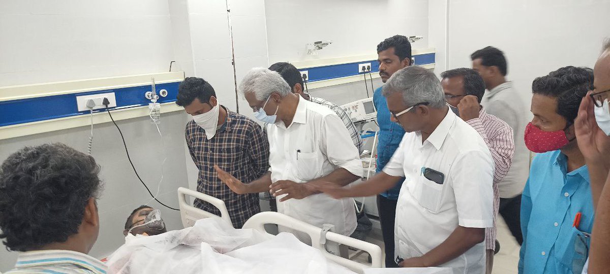 vsrcpm's tweet photo. ఏలూరు అక్కిరెడ్డిగూడెం పోరస్ కెమికల్ ఫ్యాక్టరీ ప్రమాదంలో గాయపడిన వారిని పరామర్శించి అనంతరం మృతుల కుటుంబాలకు, గాయపడిన వారికి న్యాయం చేయాలని ఆసుపత్రి వద్ద.…
#vsrinivasarao #CPMAP https://t.co/BEiZ4pkzJZ