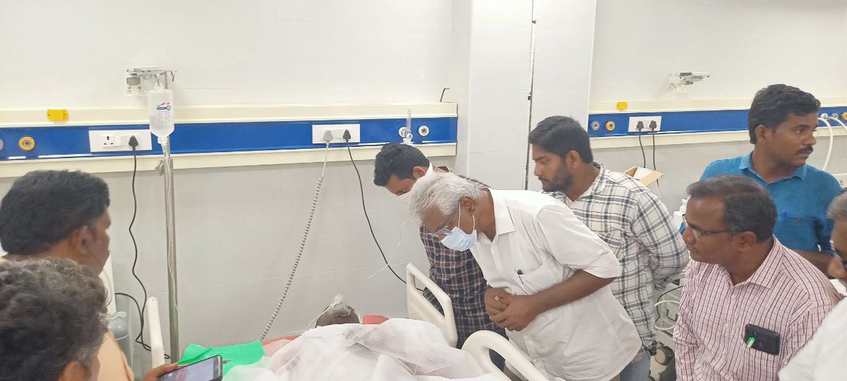 vsrcpm's tweet photo. ఏలూరు అక్కిరెడ్డిగూడెం పోరస్ కెమికల్ ఫ్యాక్టరీ ప్రమాదంలో గాయపడిన వారిని పరామర్శించి అనంతరం మృతుల కుటుంబాలకు, గాయపడిన వారికి న్యాయం చేయాలని ఆసుపత్రి వద్ద.…
#vsrinivasarao #CPMAP https://t.co/BEiZ4pkzJZ