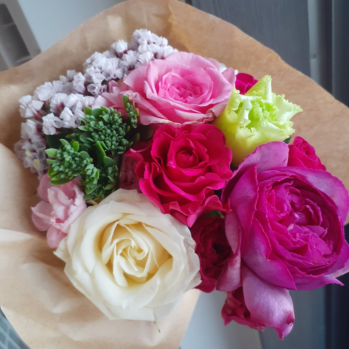at06110822's tweet photo. 今月のお花🌸届きました✨
今回は薔薇のブーケ🌹
トゲがちょっと怖かった😅💦
#ロスレスブーケ
#FLOWER
#flowr_is https://t.co/93T61A64s5