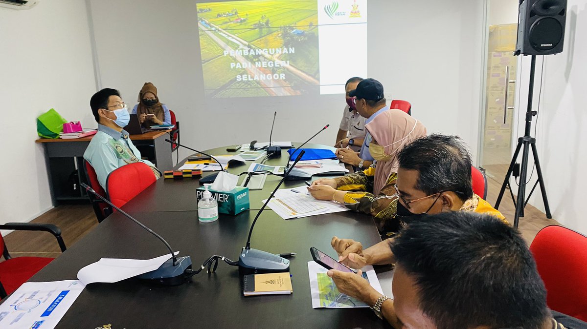 Kunjungan hormat Pengarah Pertanian Ke Pejabat Ahli Dewan Negeri Selangor Kawasan Sekinchan bagi membincangankan isu- isu semasa pertanian kawasan Sekinchan.
<a href="/zaharDOA/">Azahar Ibrahim</a> <a href="/wanzul81/">wan zul@81</a> <a href="/myDOA_HQ/">Jabatan Pertanian Malaysia 🇲🇾</a>