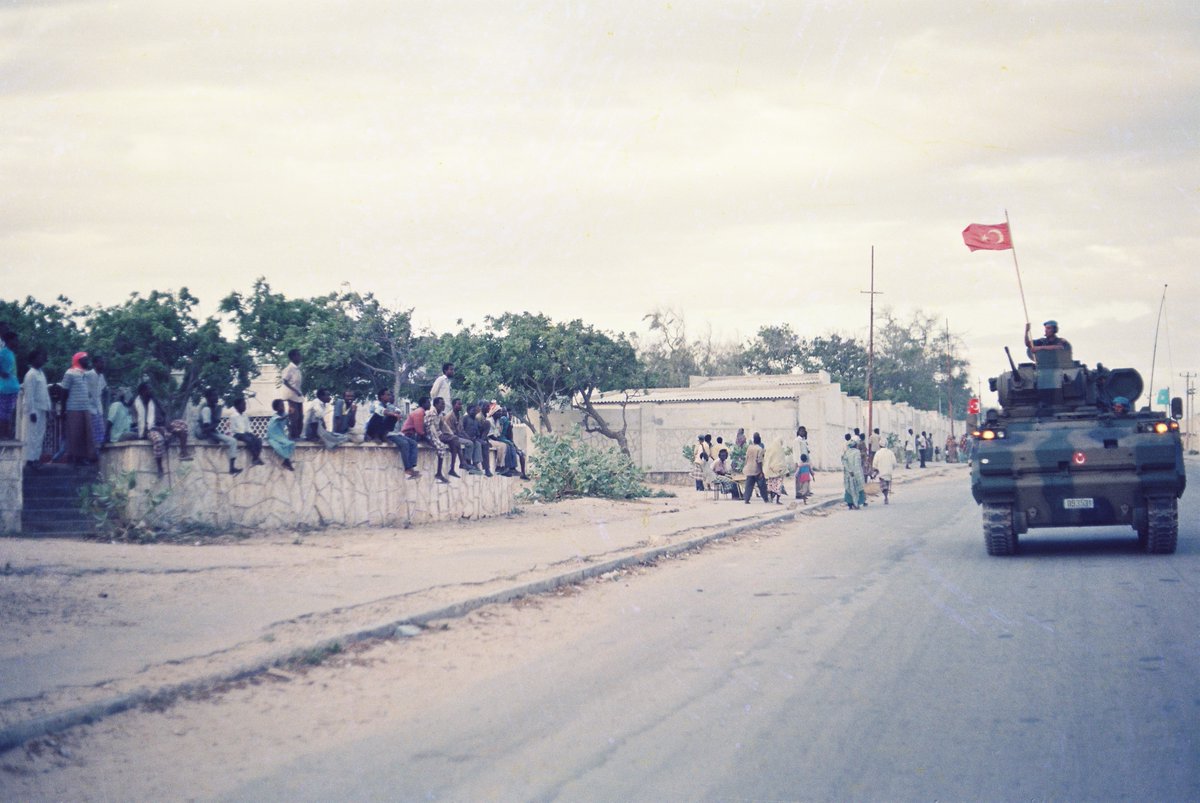 🗓️1993

Somali’de görevli Mehmetçikten tarihî bir fotoğraf…
#MSB #TarihteTürkOrdusu #tbt