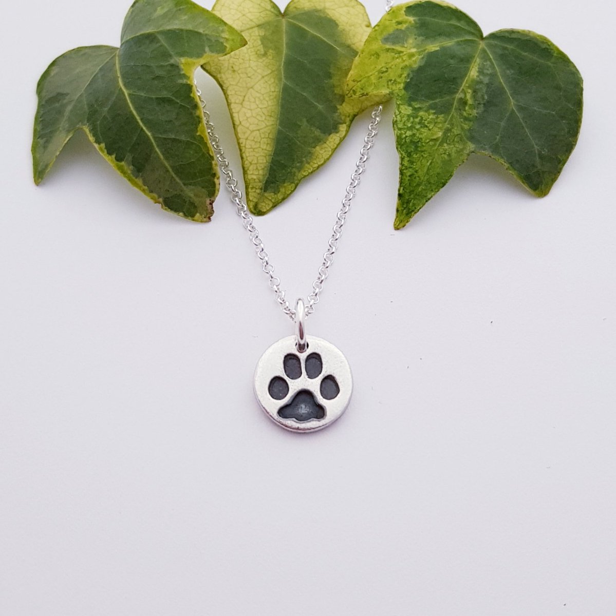 Flutterbuyzstu1's tweet image. My custom paw print pendants are extremely popular but not everyone still has their pet to take a print from or the budget for a custom piece.
I now have this cute tiny paw print pendant available featuring a generic paw print.

etsy.com/uk/listing/120…

#dog #animal #jewellery