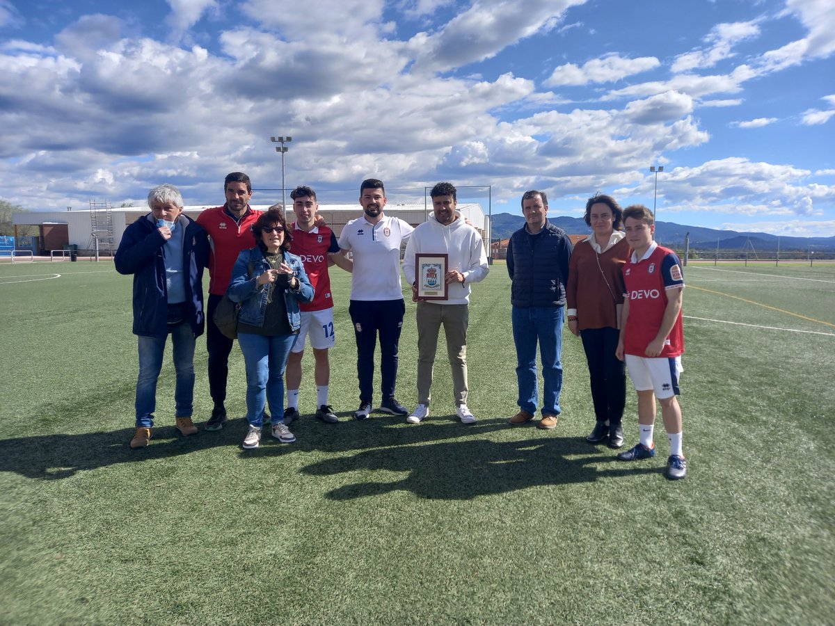 aytosotillo's tweet photo. Deseamos la mayor de las suertes al 
@RealAvilaCF
  durante el play-off de ascenso a la 2ª RFEF y agradecemos su visita a #Sotillo para realizar toda una jornada de preparación y convivencia con numerosos alumnos de la Escuela Municipal de Fútbol en el Teso⚽ https://t.co/HRtugh2bUB