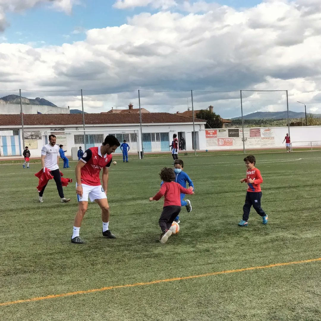 aytosotillo's tweet photo. Deseamos la mayor de las suertes al 
@RealAvilaCF
  durante el play-off de ascenso a la 2ª RFEF y agradecemos su visita a #Sotillo para realizar toda una jornada de preparación y convivencia con numerosos alumnos de la Escuela Municipal de Fútbol en el Teso⚽ https://t.co/HRtugh2bUB