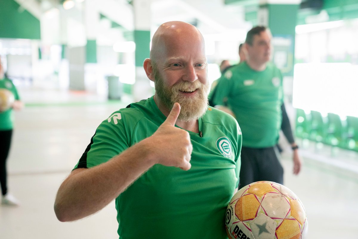 fcgroningen's tweet photo. Voor elkaar en met elkaar! 💚

Wil jij ook trainen en fit worden met FC Groningen? Schrijf je in voor 𝗙𝗶𝘁 𝗺𝗲𝘁 𝗙𝗖 𝗚𝗿𝗼𝗻𝗶𝗻𝗴𝗲𝗻:
➡ https://t.co/PgDOQZacro

#meerenbeterbewegen 
#trotsvanhetnoorden https://t.co/wxrgLhtYx7