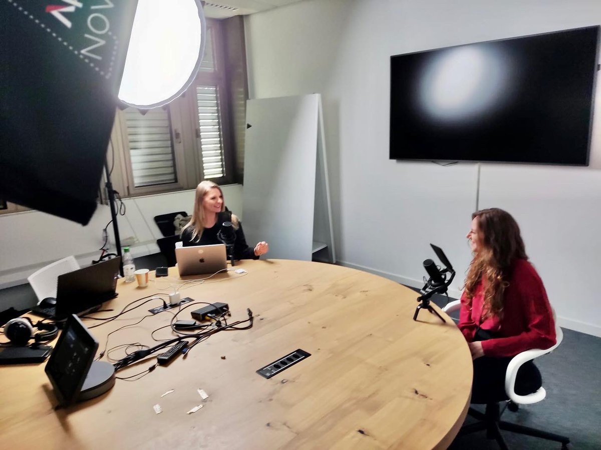 melina_neuhaus's tweet photo. J’ai eu la chance d’être mandatée pour modérer les épisodes en français du podcast « Jobs » de @lamobiliere 🎙L’enregistrement s’est déroulé mardi dernier au siège de l’entreprise à Berne. Hâte de vous dévoiler les nouveaux épisodes 🤩 #elitiadaily #podcast #lovemyjob https://t.co/7VSZ1TktyG