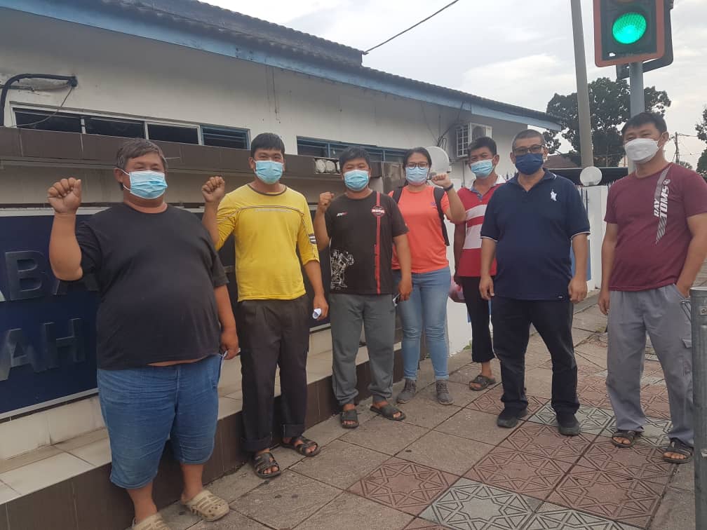 GabunganMarhaen's tweet photo. Akhirnya 4 orang Petani Chepor Impian telah dibebaskan! Mereka disambut oleh rakan2 seperjuangan.
Perjuangan Petani Chepor Impian belum selesai dan kami berharap rakyat Marhaen akan dibela bukan ditindas.
#HidupPetani https://t.co/7k4i13EgZ2