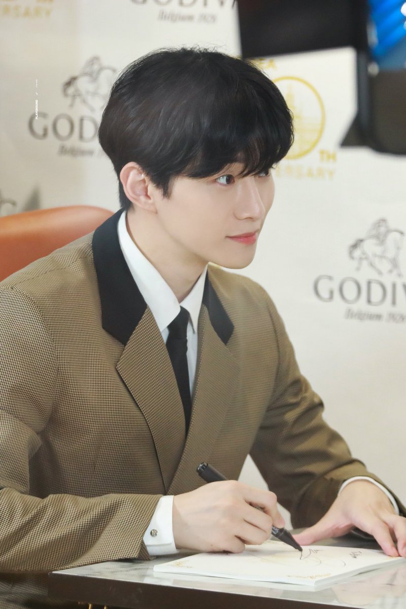 playground_nat's tweet photo. 20220413 고디바 10주년 이벤트 🍫🫶🏻

#준호 #이준호 #JUNHO #고디바준호 https://t.co/GNezJ39mCQ
