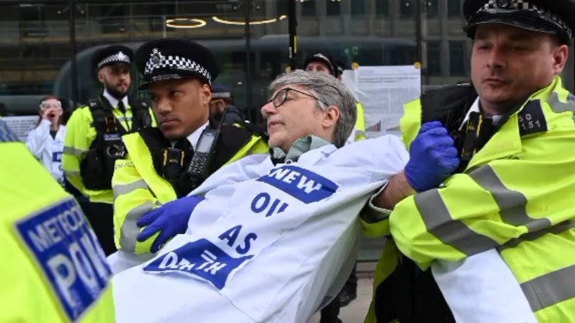 itsaceeey's tweet image. If you watched &apos;Don&apos;t Look Up&apos;, here it is clearly happening. Scientists are getting fucking arrested for warning us that the planet only has quite time left before it fully collapses. #LetTheEarthBreath