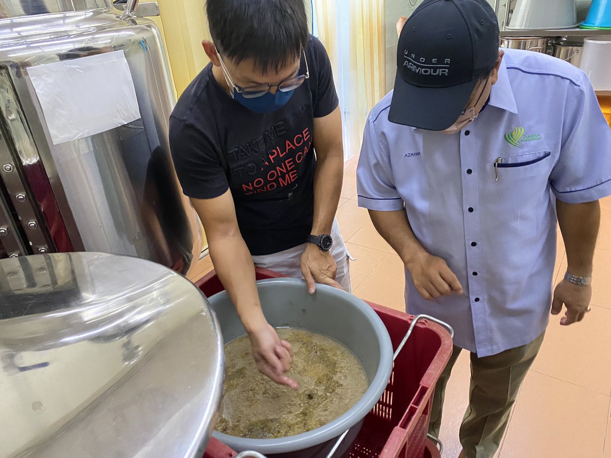 doaselangor's tweet photo. Lawatan Khidmat Pengembangan Pengarah Pertanian Ke projek pemprosesan Kelapa Usahawan Tan Yong Seng di Sekinchan Selangor @zaharDOA @wanzul81 @myDOA_HQ @myDOA_HQ https://t.co/T6ZDpM6V9J