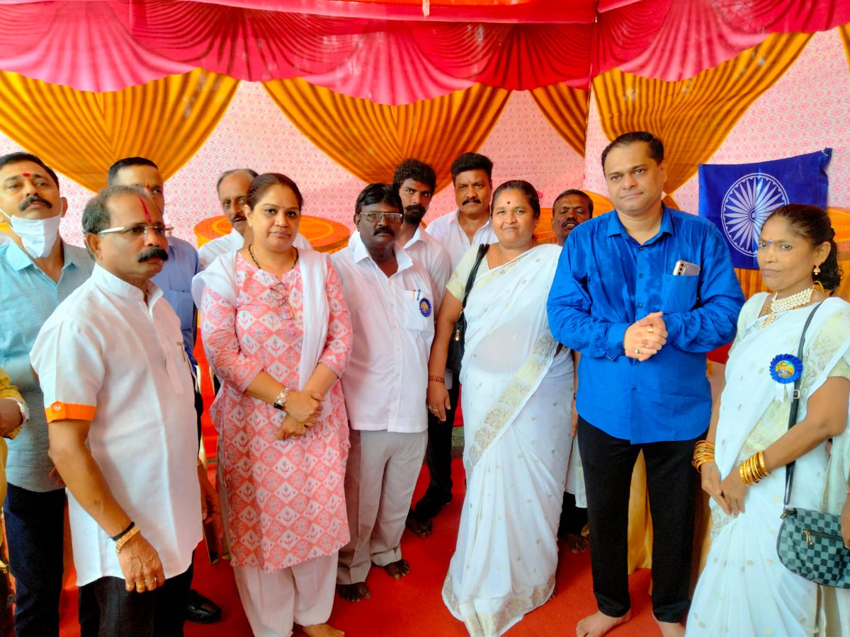 renu_hansraj's tweet photo. Paid respects to Bharat Ratna Dr. Babasaheb Ambedkar Ji, one of the strongest pillar of strength of the Indian constitution,  along with honorable MLA Ameet Satam ji, Mandal Adhyaksh Deepak kotekarji, Kishore Rathod ji, Gauri Shankar Singh ji, Soma Devendra ji,.... https://t.co/op9KplD6JH