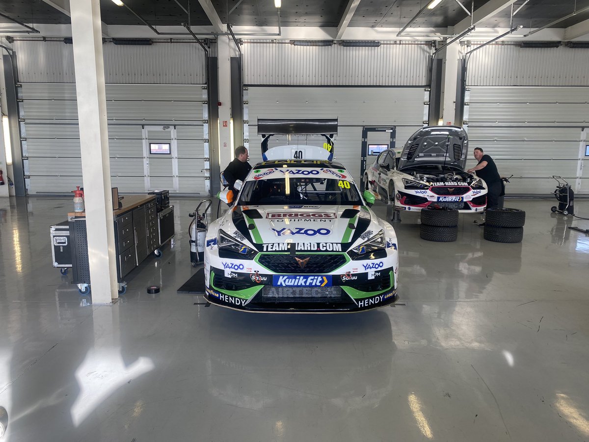 AronTaylorSmith's tweet photo. AFTER TEETHING OUT A FEW GREMLINS YESTERDAY WE ARE AT SILVERSTONE FOR ANOTHER DAYS TESTING! 

ENDLESS APPRECIATION FOR THE GUYS AT @TeamHardRacing WHO HAVE KEPT GOING FOR THIS INTENSE BACK TO BACK DAYS! ♥️ https://t.co/ju6VUVWuBy