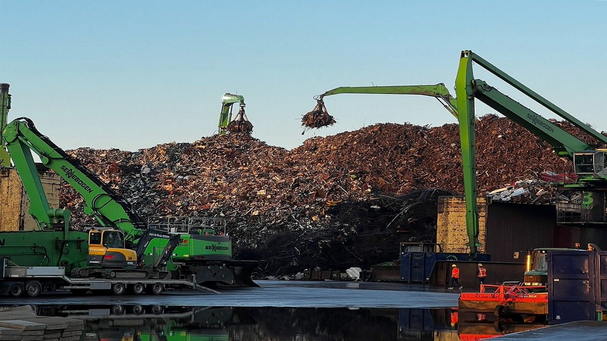 hertogjan50's tweet photo. Urenlang zijn de hulpdiensten bezig geweest om de brand bij metaalrecylingbedrijf EMR in de Botlek onder controle te krijgen. "Het is vooral de grote hoeveelheid schrootafval die het zo moeilijk maakt. Dat is bijna niet voor te stellen", zegt Kenneth

https://t.co/N2QDkaOt8I https://t.co/i6LeOUNEyb