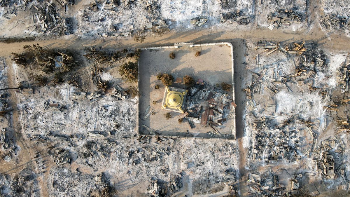 "We built our house our whole lives, it has been destroyed in a second" says a teacher in Bin, Sagaing. 

Military burning entire villages in collective punishment &amp; as tactic of war is decades old, esp. in ethnic areas, but is now seen in central #Myanmar reut.rs/3jDrcDW